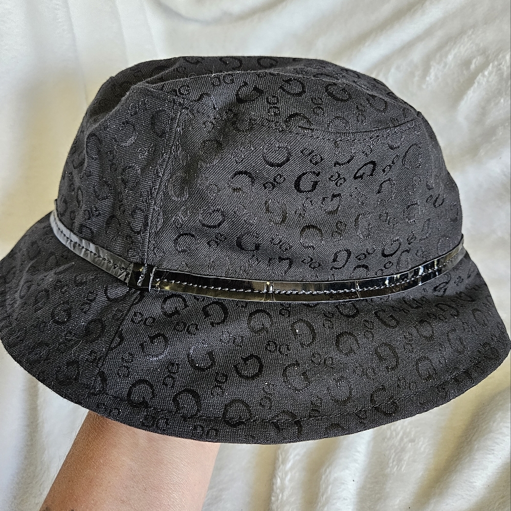 Guess black bucket hat